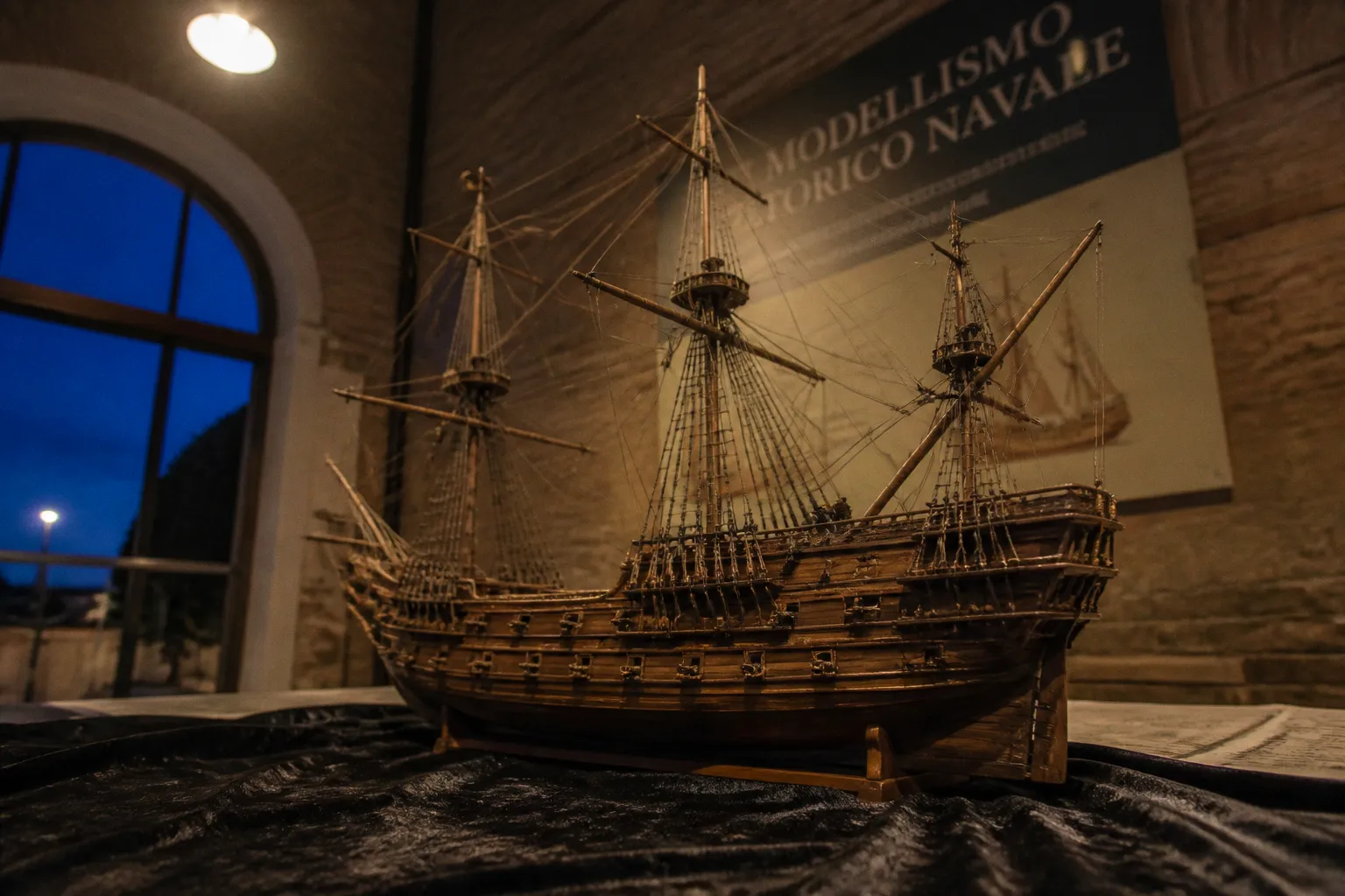 Modelli navali con o senza vele nelle foto da esposizione?