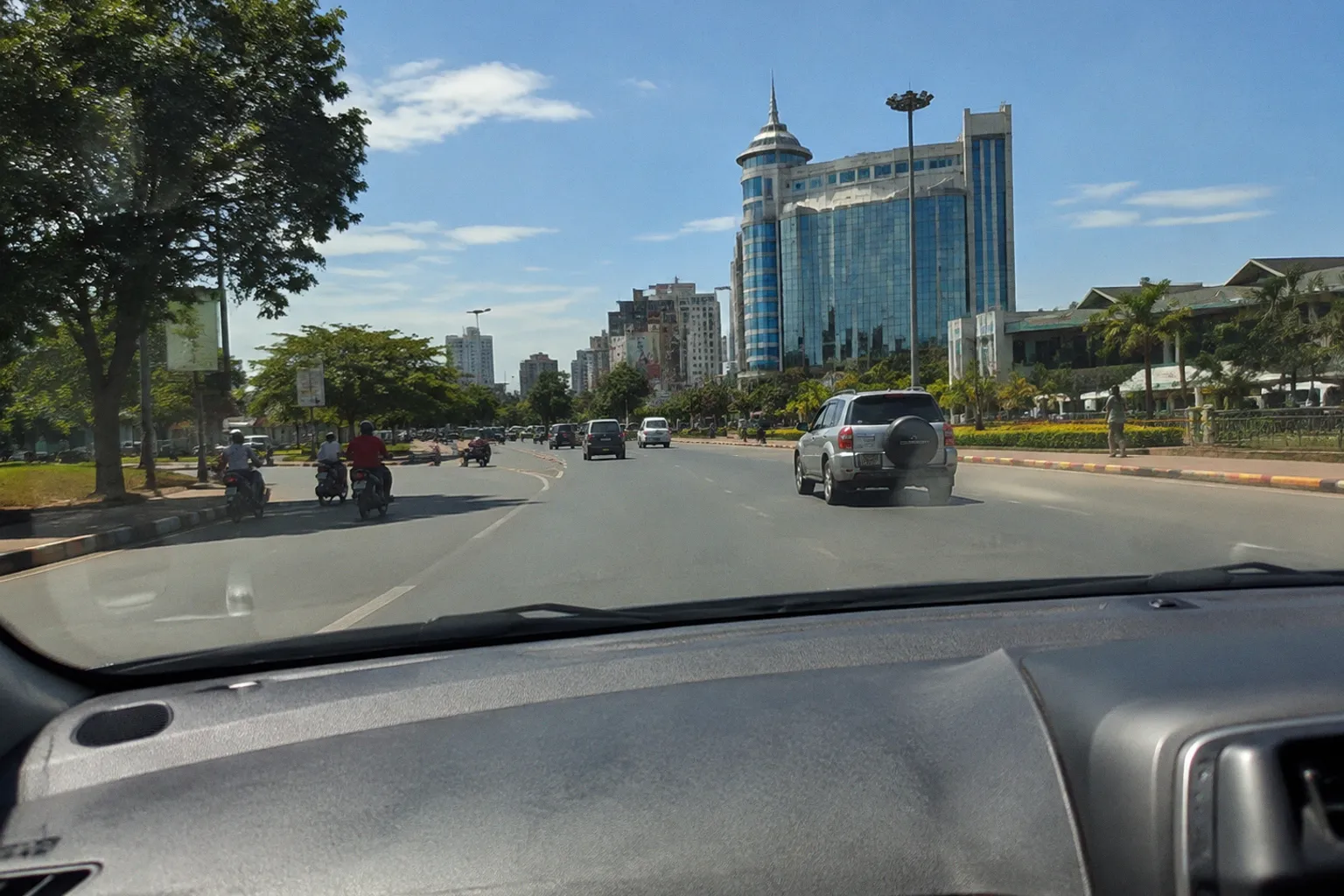 Noleggio auto a Dar es Salaam: guida pratica e regole di guida
